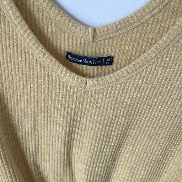 Abercrombie & Fitch V-Neck Tie Front Short Sleeve Top in Light Yellow - Size: M - Picture 4 of 4
